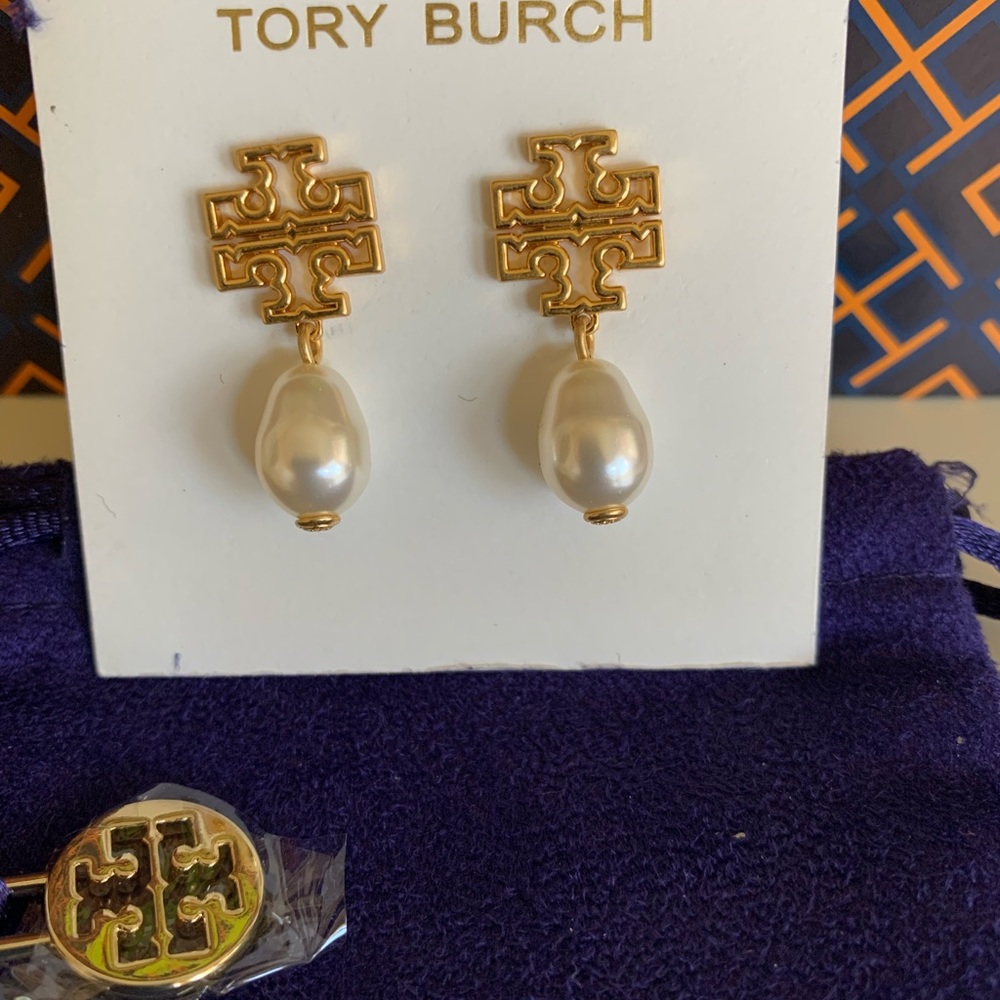 TORY BURCH BRITTANY PEARL DROP EARRINGS.